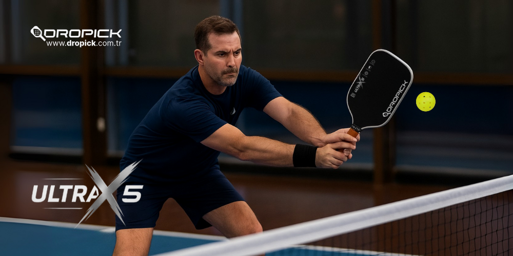 Dropick Ultra X5 ile oynayan pickleball oyuncusu – hızlı tempo değişimlerine uyum sağlayan profesyonel raket